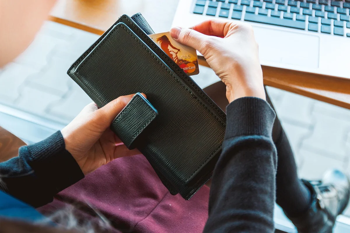 Payer en plusieurs fois en ligne vs en magasin : les différences