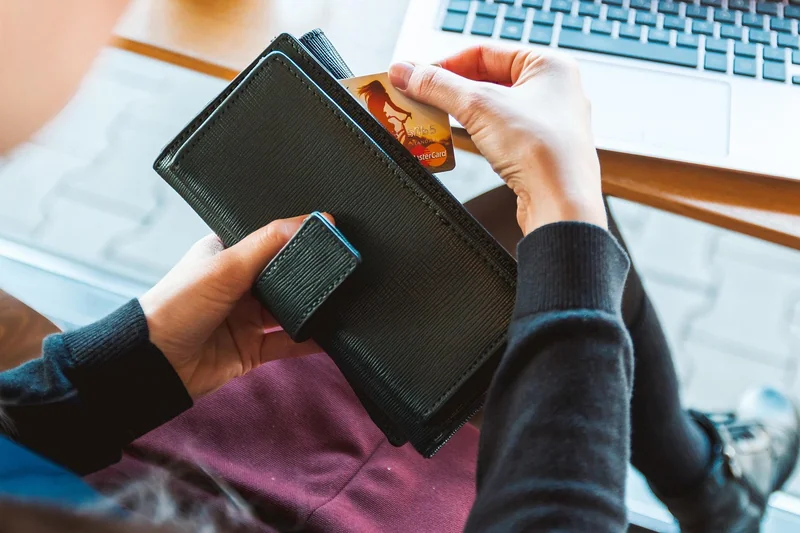 Payer en plusieurs fois en ligne vs en magasin : les différences